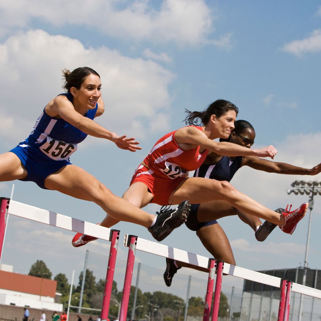 Atlete in gara sugli ostacoli
